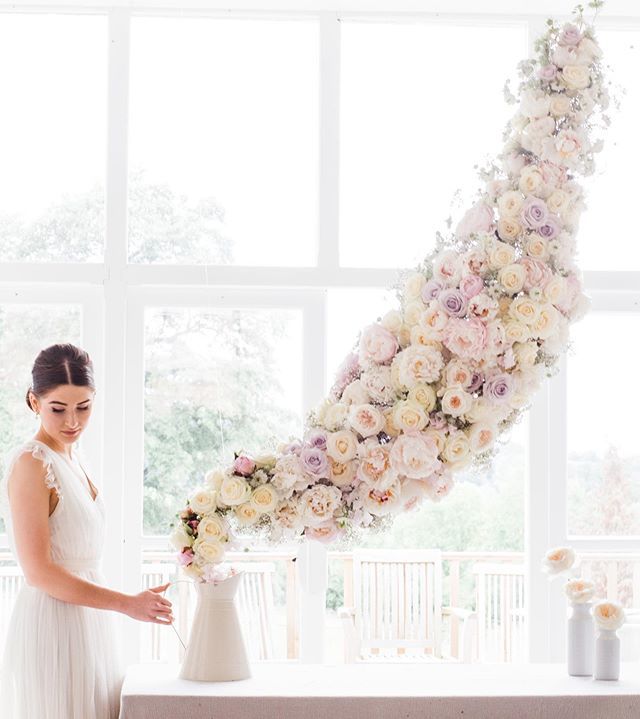 Final day on 3 weddings in 3 days and we made a “wisp” #floralinstallation #sabine3weddings 
#nofloralfoam #sansmousseflorale #flowerclass #suspendedflorals #peonyseason #davidaustinroses #weddinginspiration bit.ly/2IruWFD