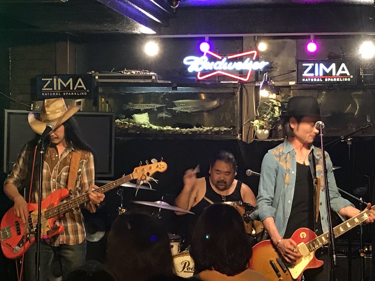nyaokobj's tweet photo. あたしの好きな二つのバンドが初めて一緒というね。Eiさん常さんくまさんZinくんアキさん そして達也くん
お疲れ様でした〜😍
#eiband
#blaco
#livebar大久保水族館 https://t.co/GgXsUTGpmt