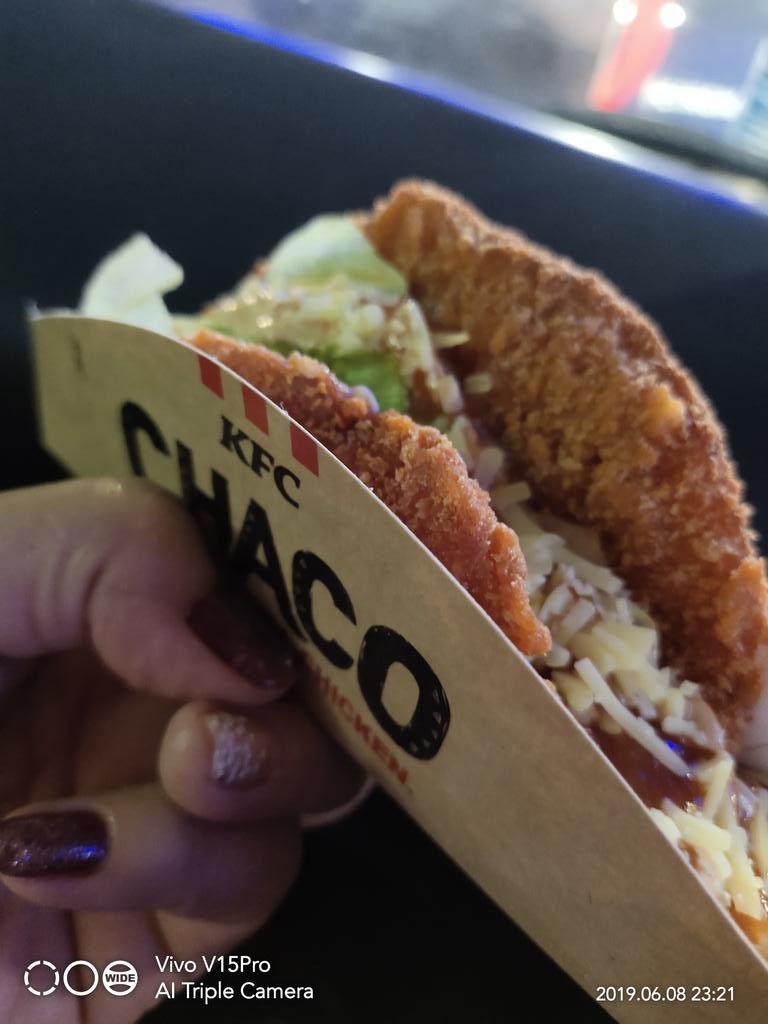 steadfastforU's tweet photo. Trying out this new #kfcchaco
Yummy sya💖 #peykfanMunaAko 😅 https://t.co/UYuHL9L1aR