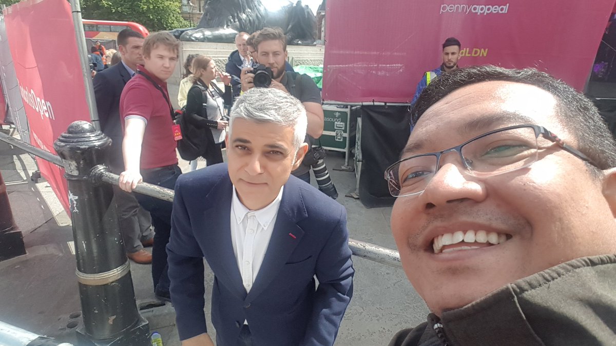 Met the mayor of London @SadiqKhan , yeayyyyyy . #eidldn #londonisopen #eidfestival 😀😀😀