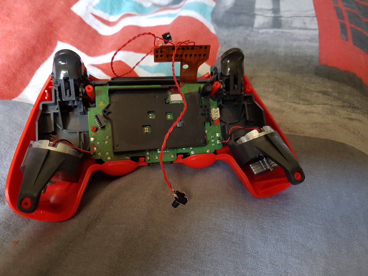 Zayriiixx's tweet image. Merci a @GeekServices pour m'avoir aidé à confectionner ma manette à moindre coût. Damien est au top du top, il sait conseiller et surtout aider les clients qui sont bloqués dans le montage. Je le recommande à toutes et à tous pour des manettes de qualité à moindre coût 😉