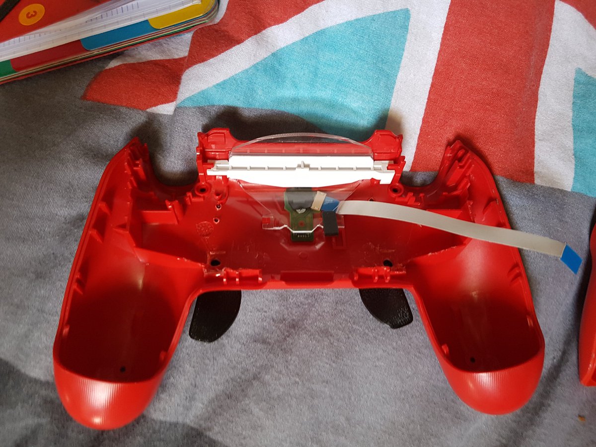 Zayriiixx's tweet image. Merci a @GeekServices pour m'avoir aidé à confectionner ma manette à moindre coût. Damien est au top du top, il sait conseiller et surtout aider les clients qui sont bloqués dans le montage. Je le recommande à toutes et à tous pour des manettes de qualité à moindre coût 😉