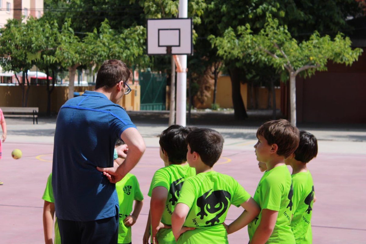 balonmanomarni's tweet photo. Esta mañana los más peques se han ido de fiesta a jugar. Los de @daniabellan16 se lo han pasado bomba demostrando que con tiempo nos van a dar más de una ALEGRÍA. 
@C_E_Marni @LevanteUD https://t.co/3vpfFrqslM