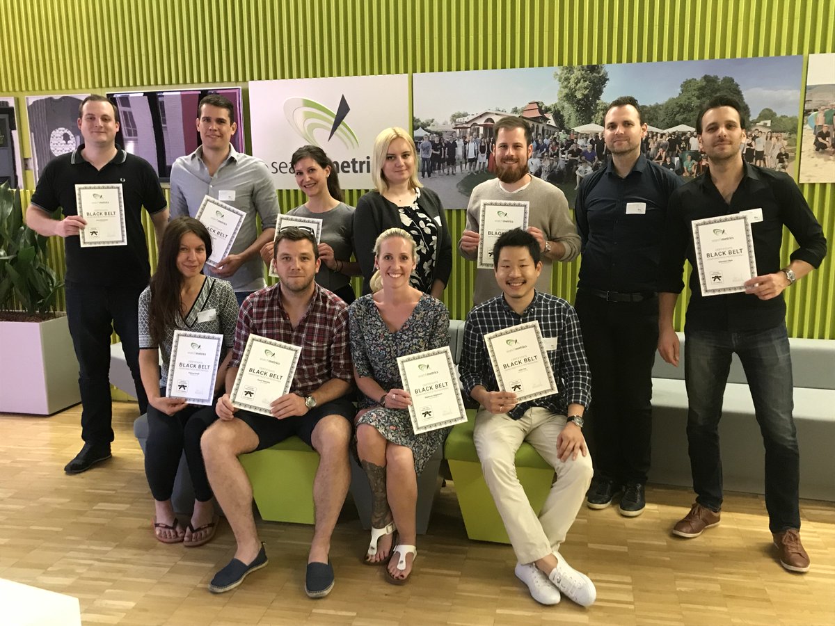 SearchmetricsDE's tweet photo. So sehen Gewinner aus! 🏆 Die neuen Besitzer des #SEO #BlackBelt halten ihre Zertifizierung bereits in den Händen! Searchmetrics gratuliert allen teilnehmenden #SEOExperten! #DigitalExpertWeek https://t.co/HHy07xqSS2