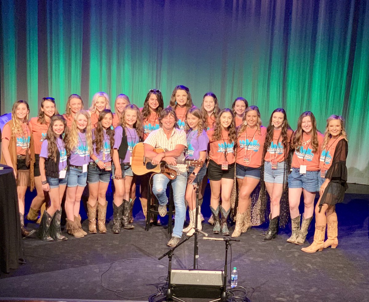 shawndarains's tweet photo. Songwriting with @JamesDeanHicks! Awesome experience!   🎶❤️❤️  
#nashvillebound2019 https://t.co/CqSZqH1NKl