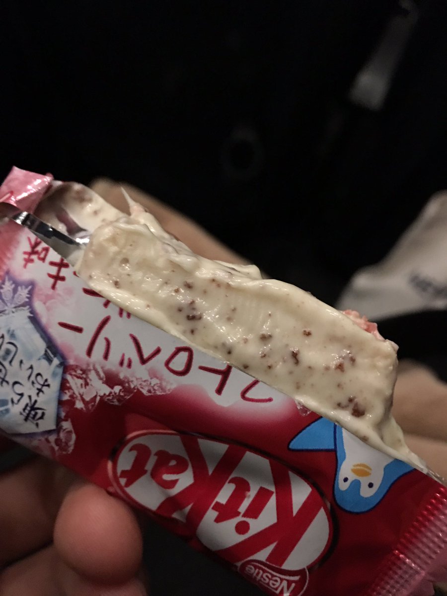 Makoto111718373's tweet photo. オールナイト、パネルとか色々素晴らしくて楽しすぎるけど、お腹空いた時用のキットカットが悲惨だった…これから第2部！！心配してた眠気は皆無！寝る気がしない。 https://t.co/yYCirIBPKa