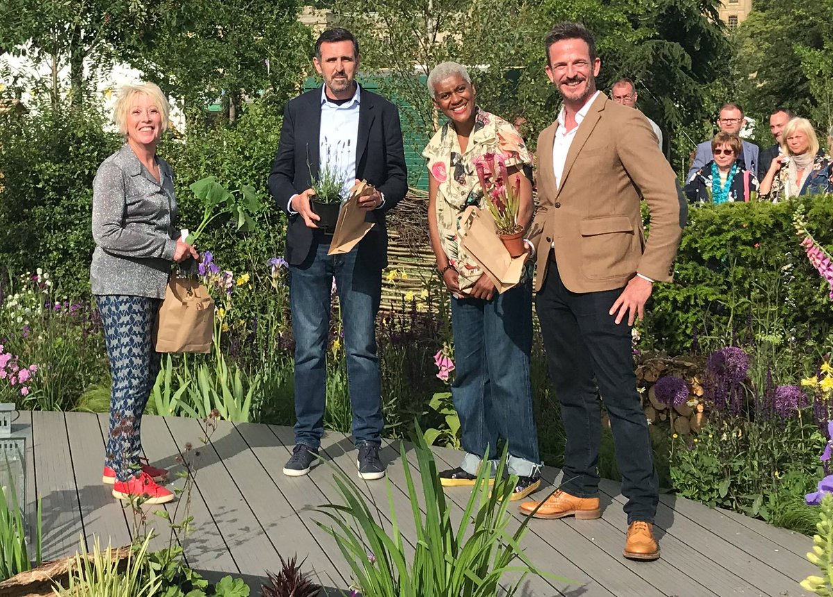 Don't forget, we've got another visit to #RHSChatsworth coming your way TONIGHT at 18.30 on BBC Two. @CarolKlein, @frostatwork, @diamondhill2012 and @nickbailey365 can't wait to show you around! 🙂🌺🌿
