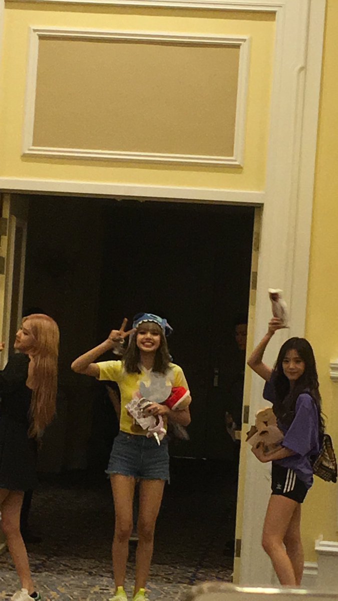 DEARCHLOES's tweet photo. 190608 #BLACKPINKinMACAO 
these are really lq but they’re so cute <3 https://t.co/twFBAOgdqU