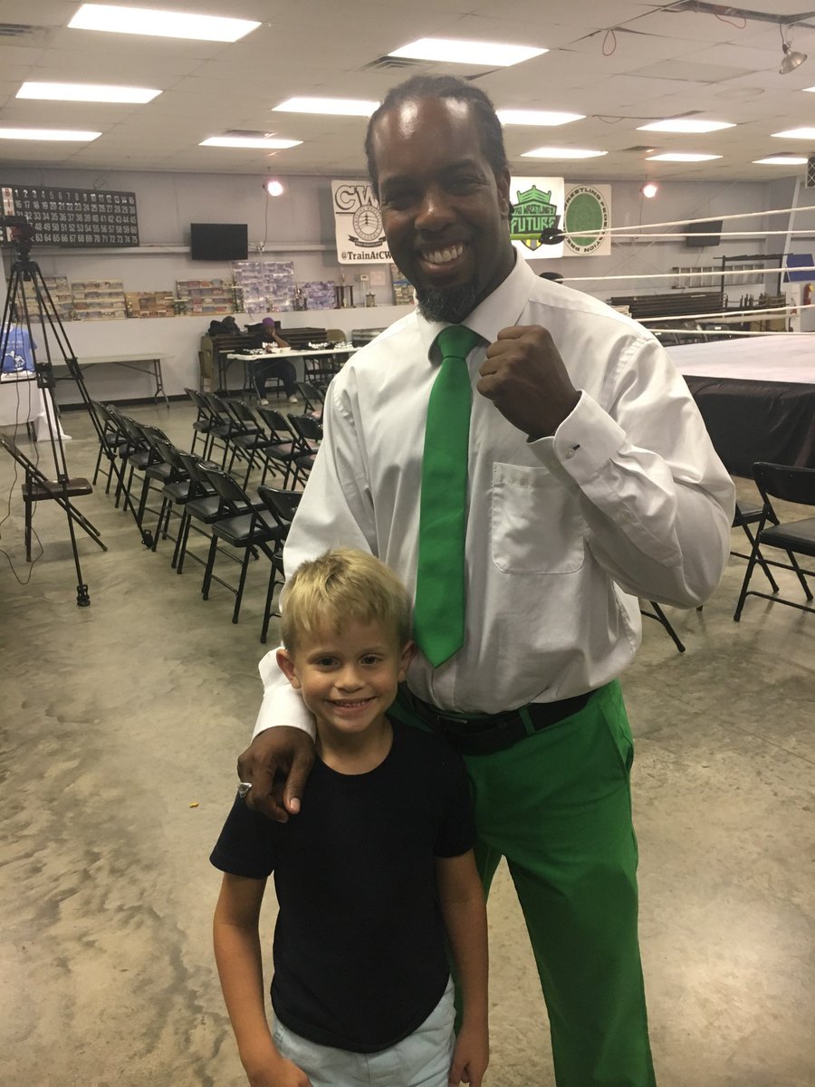 Yesterday I got my pic taken with this celebrity!! <a href="/BecMeetsWorld/">Beckham C.</a> @StevenCorino