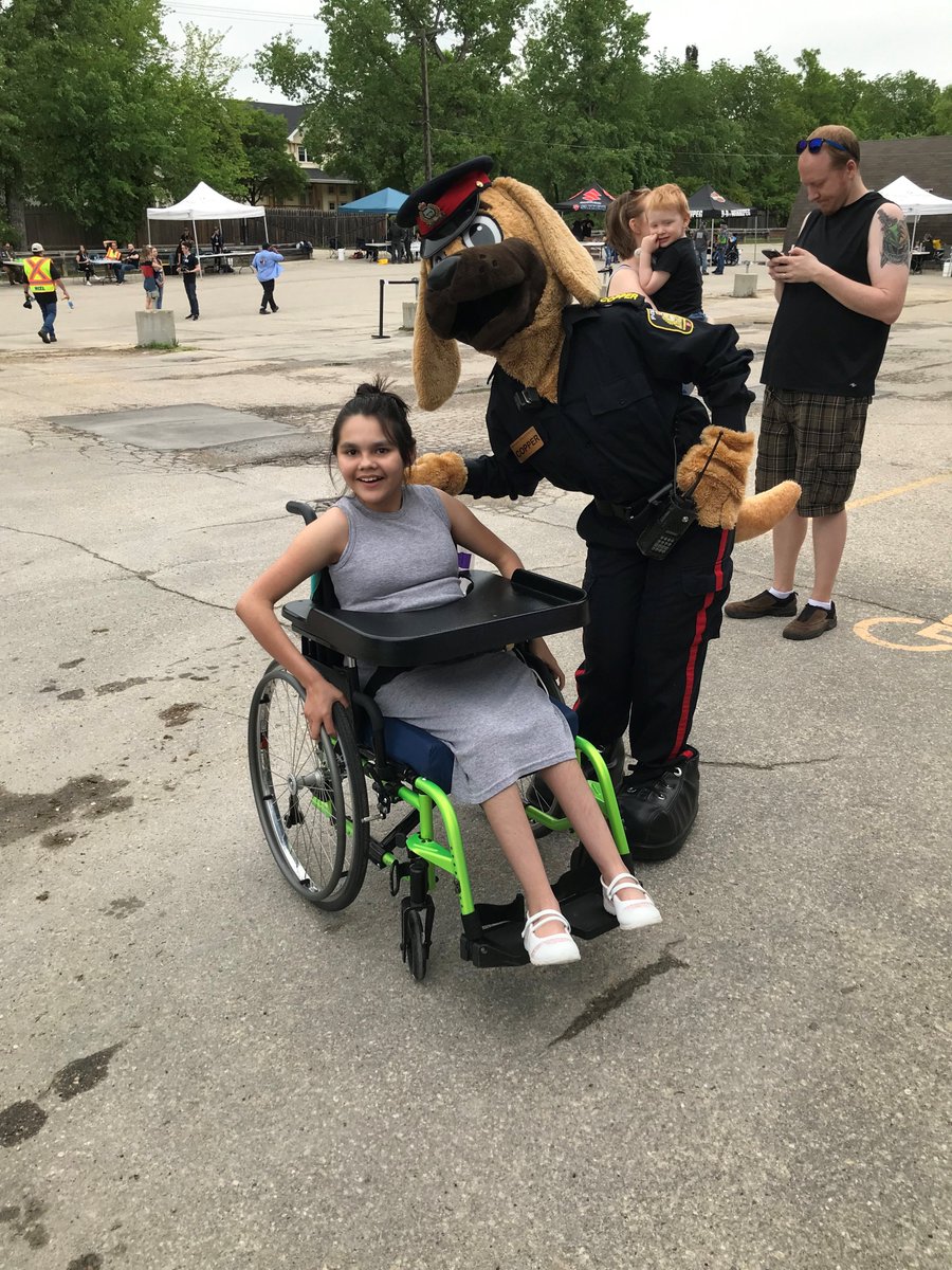 wpgpolice's tweet image. Police officers help jump start @StAmantMB #AutismAwarenessRide. We&apos;re all working together to support some amazing kids! stamant.ca #WPSCommunity