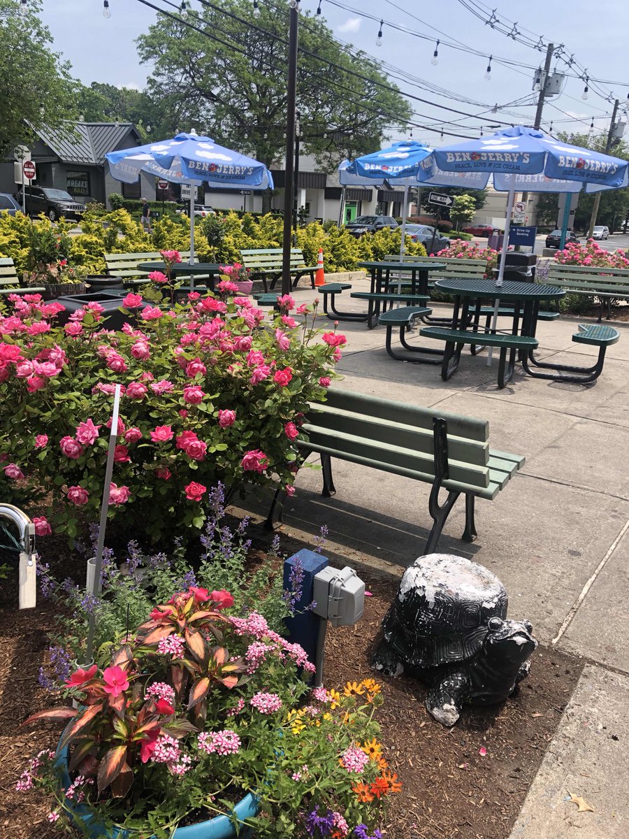 How could you not want to come and sit on our patio at our Ridgewood location! Thanks to @raimondihg for making it so beautiful!