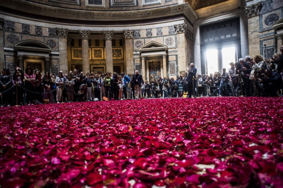 everything is ready in the #pantheon for the celebration of the #pentecost with its #showerofrosepetals