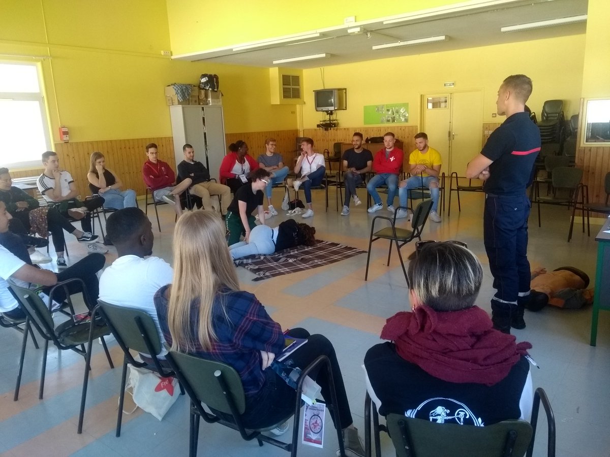 Bilal_ltrch's tweet photo. #UE19 l Les Universités d'Été de @La_FNESI c'est aussi l'occasion de former les #etudiants à des gestes d'urgences qui sauvent quotidiennement des vies !

#soins
#urgence 
#premierssecours !

Merci à @gpm_fr pour nous donner l'opportunité de sensibiliser les #esi  sur le sujet 💪 https://t.co/6nOkMzBtFQ