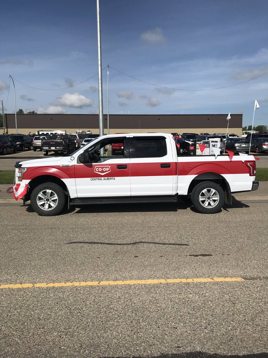 Kyle81Fox's tweet photo. Annual #peteknightdays parade. Sunny shine and candy. @centralabcoop. https://t.co/6Qb3L6zNz4