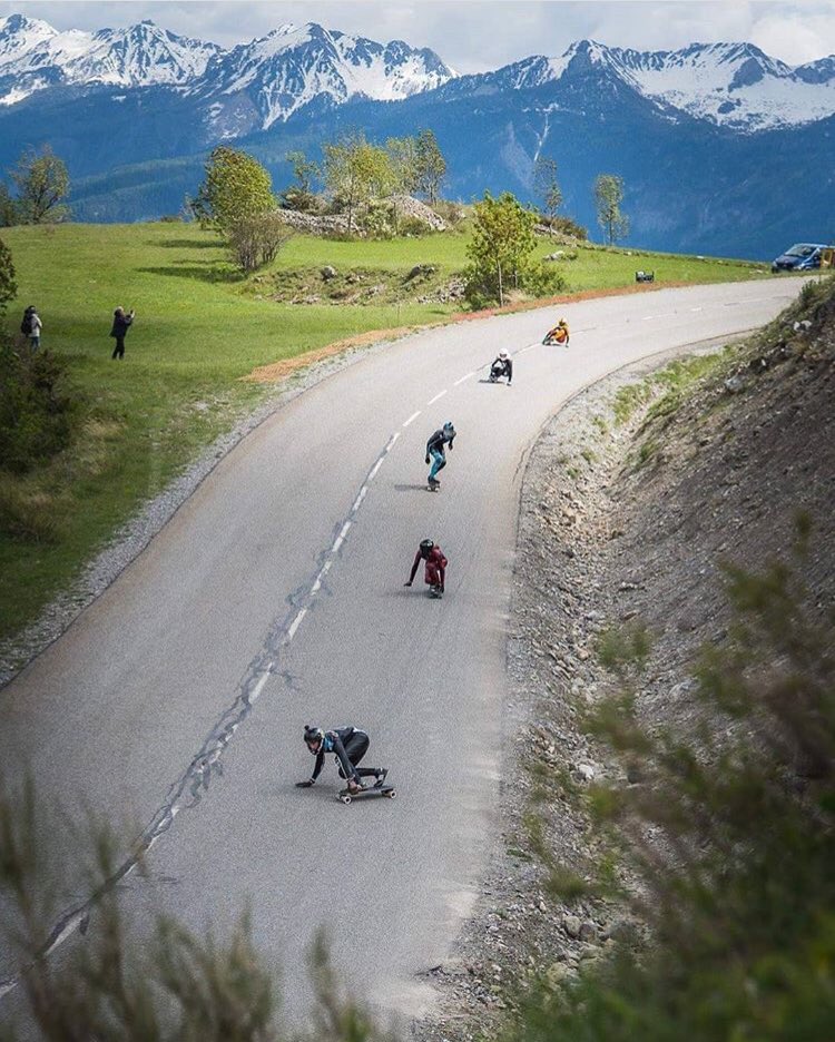 longboardgirls's tweet photo. When you are your friends are total badasses 👊🏽 
Is this #squadgoals or what? @LGCFRANCE charging down the mountains. What a crew! 😍⚡️🔥
Happy weekend, fam! ❤️
📸Alban Pernet
#longboardgirlscrew https://t.co/WZoCFiCLRy