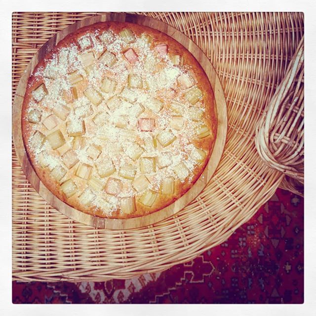 StillerBooks's tweet photo. A super quick #rhubarb cake. To be eaten in style in our solarium very soon :3 // Schlichter Rhabarber-Marzipan-Kuchen, der in Kürze stilvoll dem Verzehr zugeführt wird.
.
#StillerBooks #baking #writerslife #foodstagram #amwriting #backen #Kuchen #Rhabar… https://t.co/glXE1En5oq https://t.co/SEq1cGjwi5