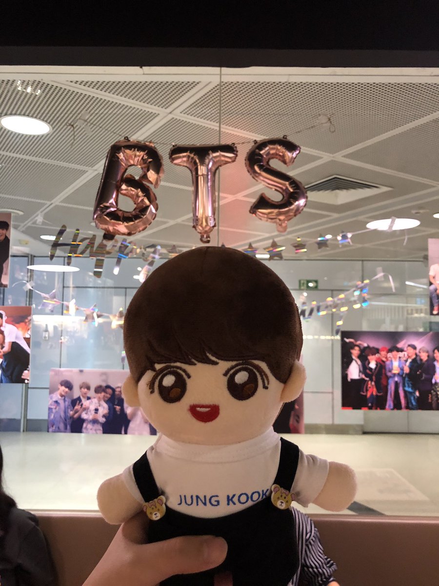 glossyjeonz's tweet photo. Thankyou to the admin and the admin helpers over at @MemorylaneBTS for organizing! The goodies were so cute and the cupsleeves are so nice 🥺 The decor really took me down memory lane 🥺 https://t.co/0B9FcgyXUv