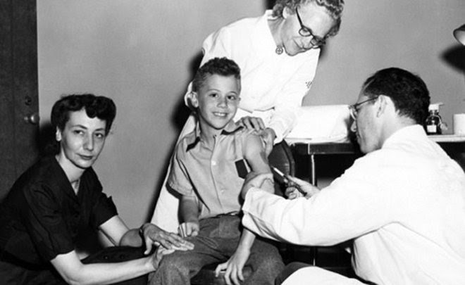 sefer_ergen's tweet image. SÜT TOZU İÇİRİLEN NESİLLER
1950/1960

Marshall Yardımının temel hedeflerinden biri de buydu. Süt tozu gibi gayet masum görünen malzemeler vasıtasıyla toplumun hücrelerine nüfuz etmek ve tüketim alışkanlıklarını değiştirerek Türkiye&apos;yi kendine bağımlı hale getirmek.

#SütTozu