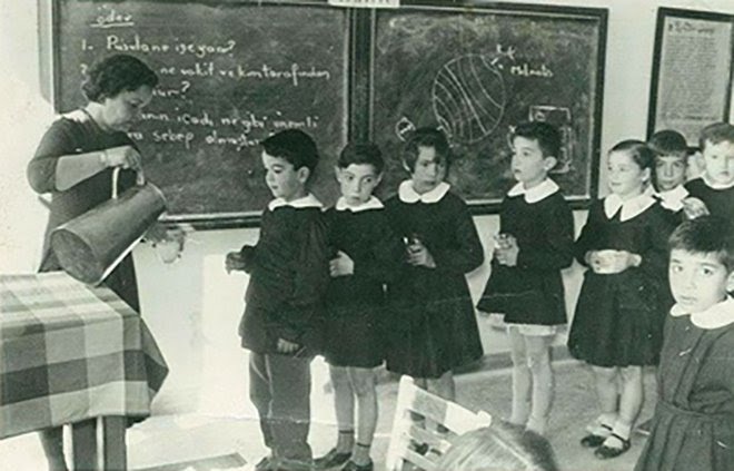 sefer_ergen's tweet image. SÜT TOZU İÇİRİLEN NESİLLER
1950/1960

Kaynak 

Fikriyat

#SütTozu