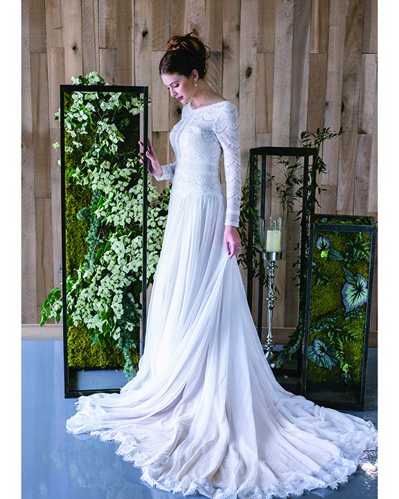 WeaberLumber's tweet image. Whether you’re planning your big day or planning your new home – style, elegance and affordability play a big role. 

This classic bridal look is by the @DreamWeddingsPA team. 
The beautiful, natural wood backdrop is our Wheat #WallBoards. 

#weddings #stylemaker #design #poplar