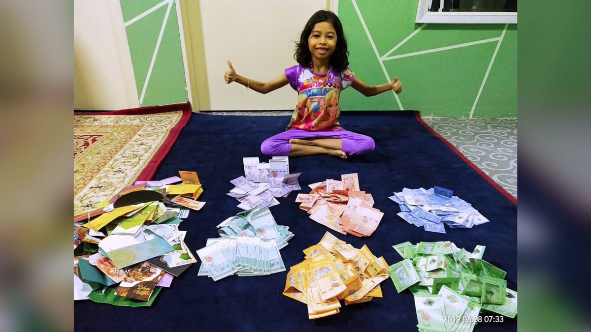 AWATNINews's tweet photo. #AWATNINews [VIRAL] ‘Anak buah aku punya duit raya tak boleh bincang’ Enam longgokan duit raya ikut warna kertas jadi tular, netizen desak ‘Makcik RM5’ berguru dengan nona cilik. https://t.co/W8oB2WpuDo