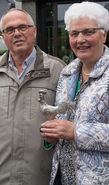 Ria en Peter van Loon Haan van het jaar WOUDENBERG Woudenbergers Ria en Peter van Loon zijn zaterdag gekozen tot Haan van het jaar voor onder meer hun vrijwilligerswerk voor de SWO Woudenberg en het Alzheimer Café.... twib.in/l/zKg6bjggKykr