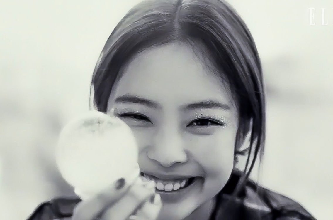 surrealalisa's tweet photo. To our most misunderstood member, the sweetest mandu, the person who has the brightest gummy smile, the one we don’t deserve, get well soon, Nini. Real Blinks love you so much 🥺🤧 #GetWellSoonJennie https://t.co/aqGZpJSEZe