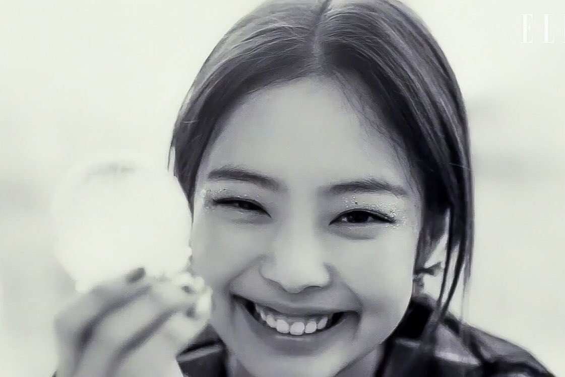 surrealalisa's tweet photo. To our most misunderstood member, the sweetest mandu, the person who has the brightest gummy smile, the one we don’t deserve, get well soon, Nini. Real Blinks love you so much 🥺🤧 #GetWellSoonJennie https://t.co/aqGZpJSEZe