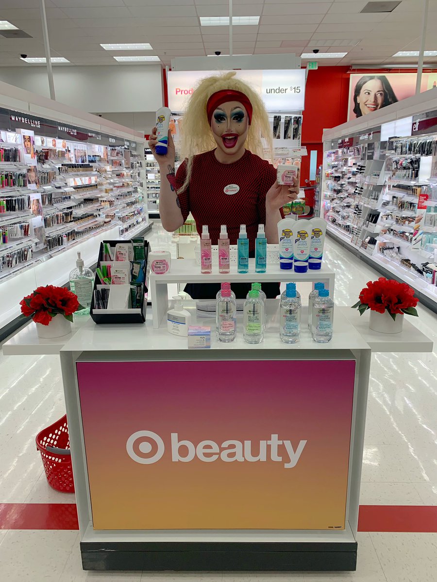 sarah_hunsucker's tweet image. Beauty Consultant Benny aka Betty WhatsHerFace is sharing expert advice on how to perfect your summer look! Way to drive an incredible guest experience at T2851! @bretthumbert @jcartertarget @MJLloyd08 @I_Tob26