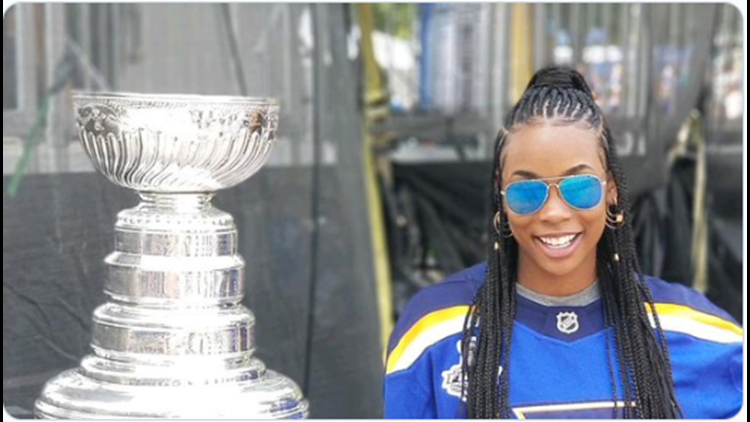 AmBirthdayParad's tweet photo. Kennedy Holmes, star of The Voice, will be a featured performer at America's Birthday Parade, July 4, 2019, in Downtown St. Louis. Don't miss the Parade which will be fun for the whole family! LETS GO BLUES! #ambirthdayparade #vpparade #stl #kennedyholmes
https://t.co/YOxuFwntKf https://t.co/s09TV99YUp