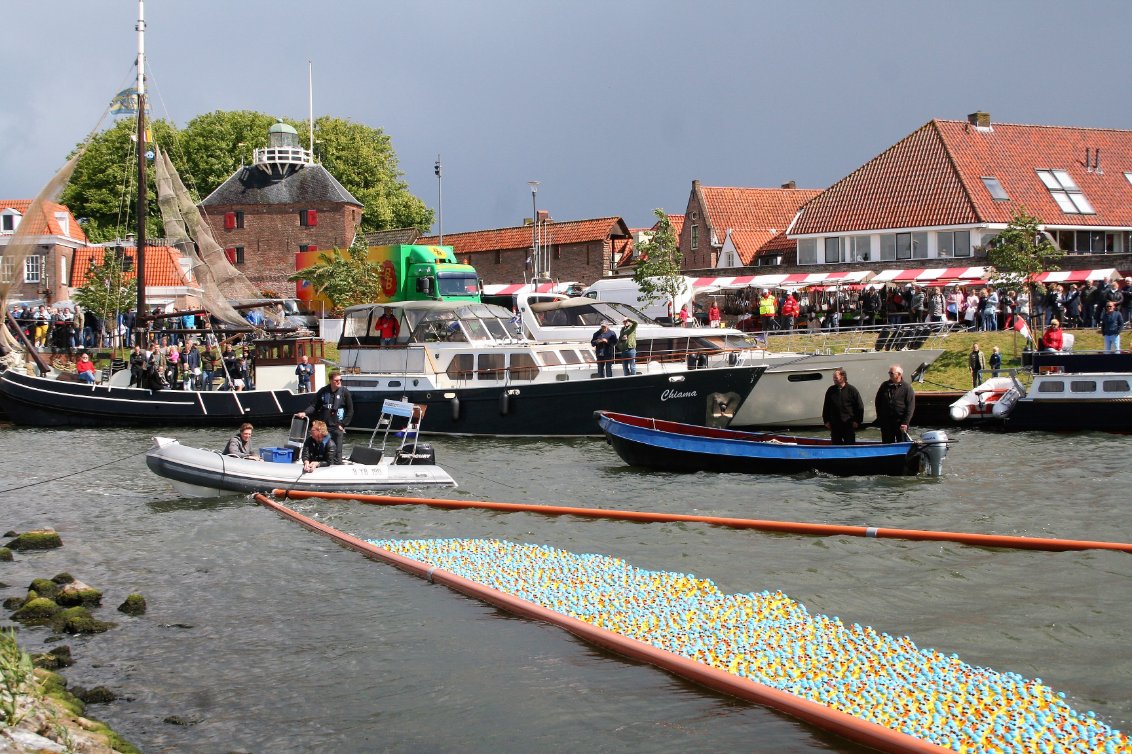 De eerste editie Lions Badeendenrace, was een groot succes en smaakt naar meer.  
Mooi dat er zo geld wordt ingezameld voor goeden doelen.   
Tot volgend jaar weer bij de <a href="/aaltjesdagen/">Aaltjesdagen H'wijk</a>  <a href="/gemharderwijk/">Gemeente Harderwijk</a>