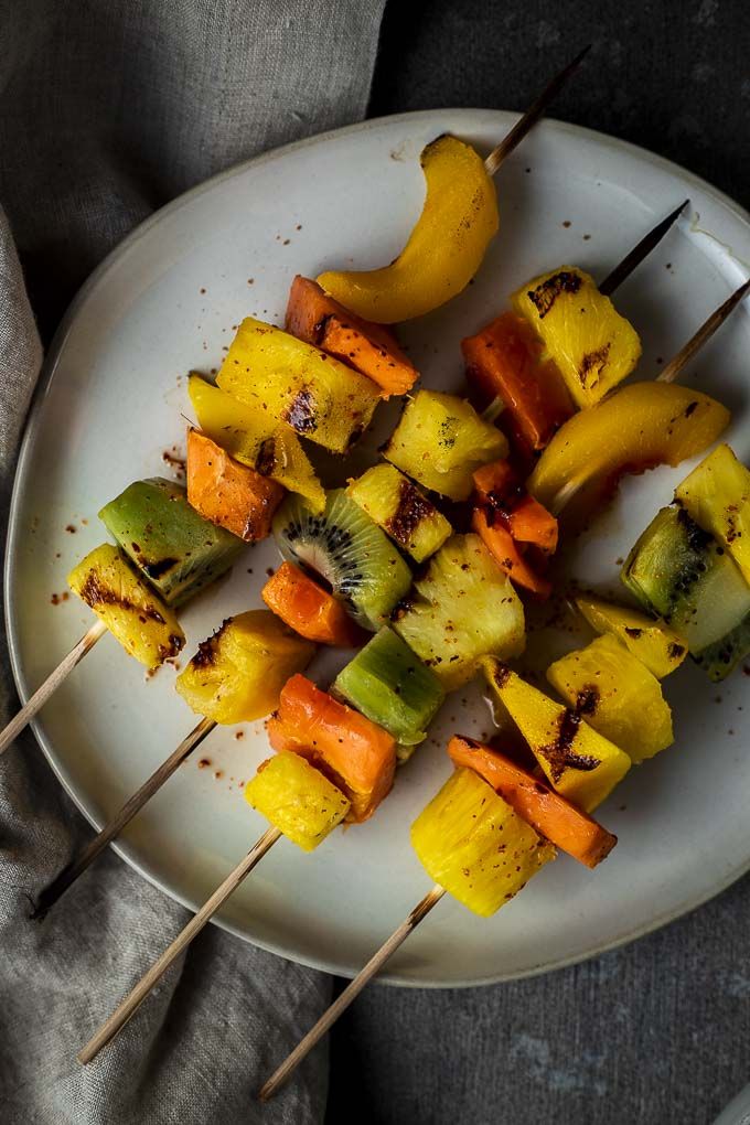 Grilled Fruit Kebabs are made with fresh chunks of your favorite fruit, skewered &amp; grilled to get a light char, then served with a chili lime vinaigrette. #fruitkebabs #grilledfruit #fruitskewers buff.ly/2HZcRjM via <a href="/wenthere8this/">Danielle Wolter</a>