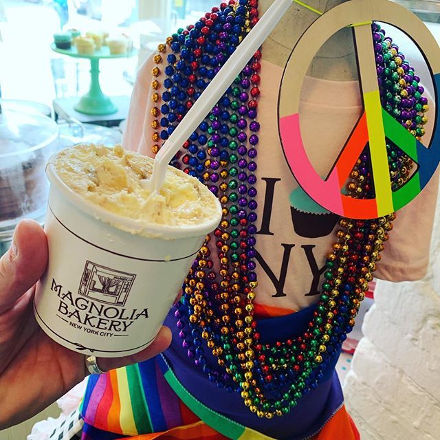 chrishough's tweet image. The banana bread pudding at the famous Magnolia Bakery is unbelievable. Dan for the win! He’s now 50/50 on foodie recommendations.  I have been to this bakery many times but never tried the pudding, and now I have to loosen my built. #FatKidd
#DanHoughEn… bit.ly/2WtWQe8