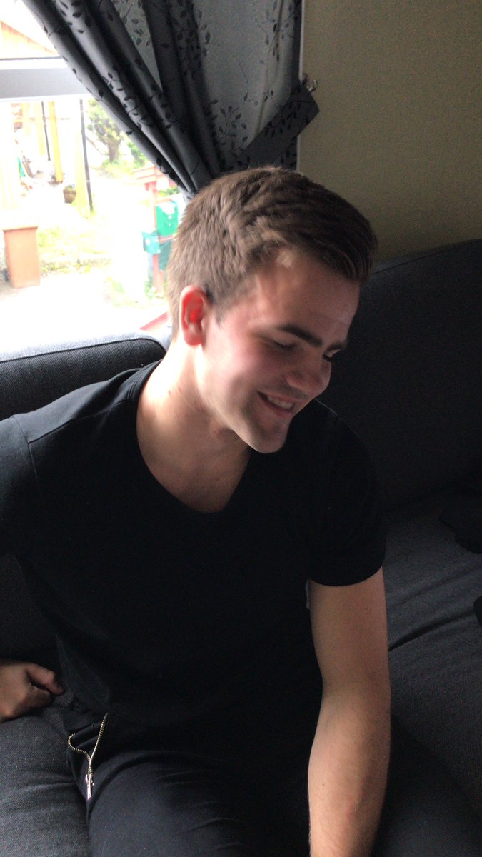 «Katti komme Adele på scenen idag? Håpe hu spele «Hello» sangen» 🤔🤔