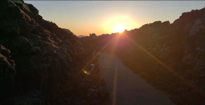 hughmann2's tweet photo. "Through the #eyes of a #friend"  #Iceland  #sunset  #sunrise  taken at 11pm and 3am respectively https://t.co/H1S5aM62E4