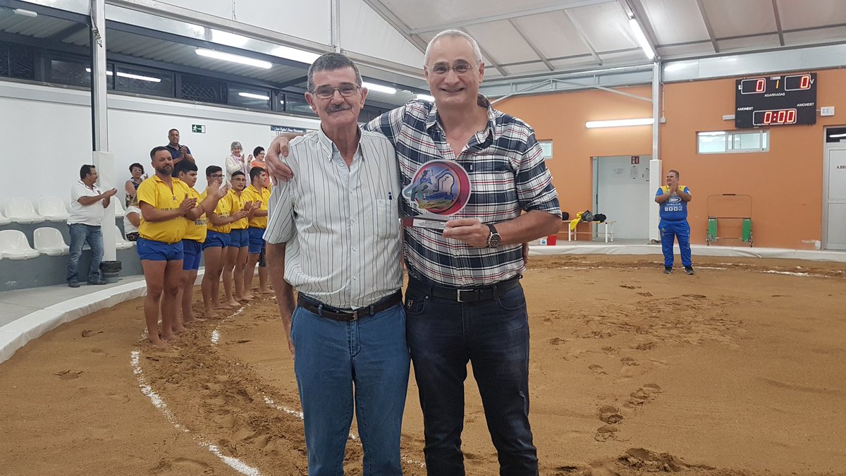 CLRoqueNublo's tweet photo. Uno de nuestros fundadores, Antonio Guedes, entregó este reconocimiento al historiador José Roque Falcón Falcón por su contribución y colaboración con nuestro 40 Aniversario. 

La entrega se hizo en el terrero de Los Guanches al que tan profundamente está ligado.

¡¡ GRACIAS !! https://t.co/VRaYr9x2Ys