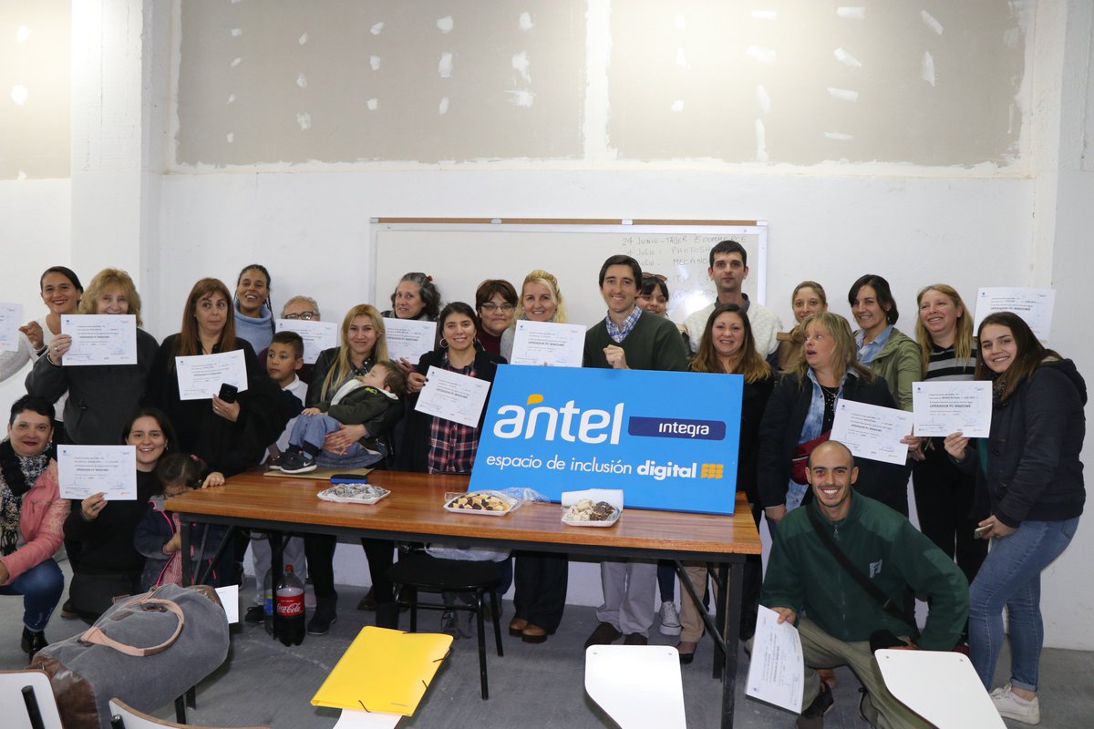 UtuEid's tweet photo. UTU - PTI Cerro  07/07/2019  17:31 hs.

Integrando Educación Digital - Estudiando para continuar.
Espacios de Inclusión Digital Antel - UTU https://t.co/Dh2oZuKBT4