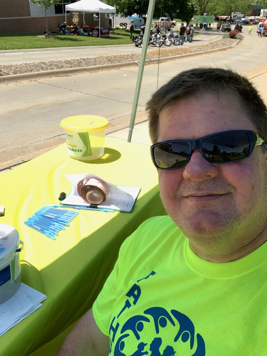 klahnmahn's tweet photo. Volunteering at the Fathers Matter Community Celebration at Iowa Western Community College. Great weather/great event!! #fnbomaha #Firstinthecommunity https://t.co/77wlXFYJCn