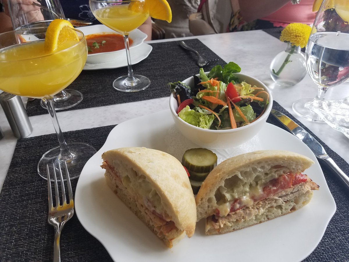 jameybash's tweet photo. I had time for one more delightful lunch with delightful #revconf folks before heading home 💚 @likeOMGitsFEDAY @cassandrafaris @stephchamblee https://t.co/OeiOO1yHnH