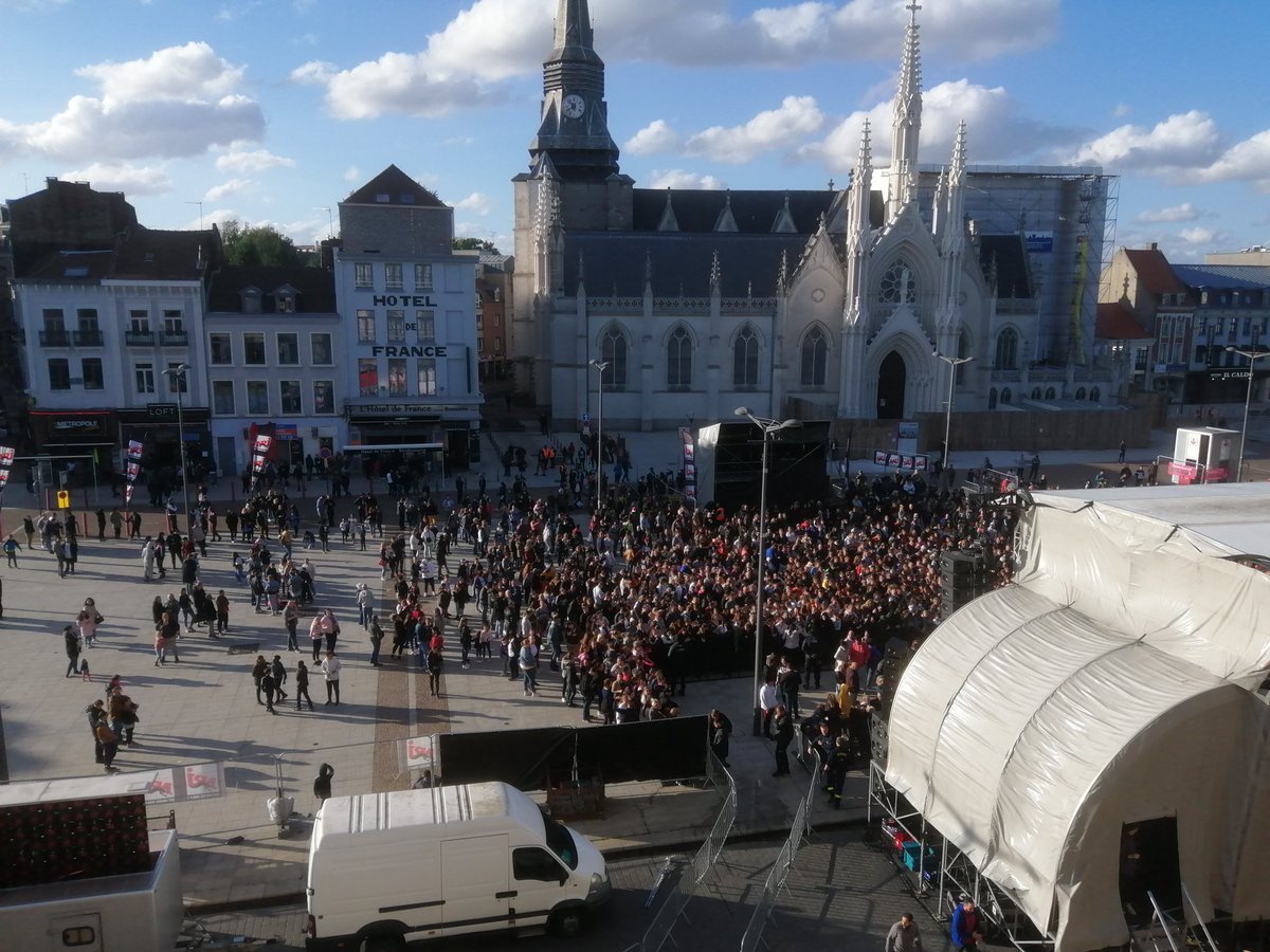 GDael's tweet image. C'est parti pour la sixième édition du NRJ music tour à Roubaix. Les spectateurs commencent à affluer sur la Grand-Place. #nrjmusictour #roubaix