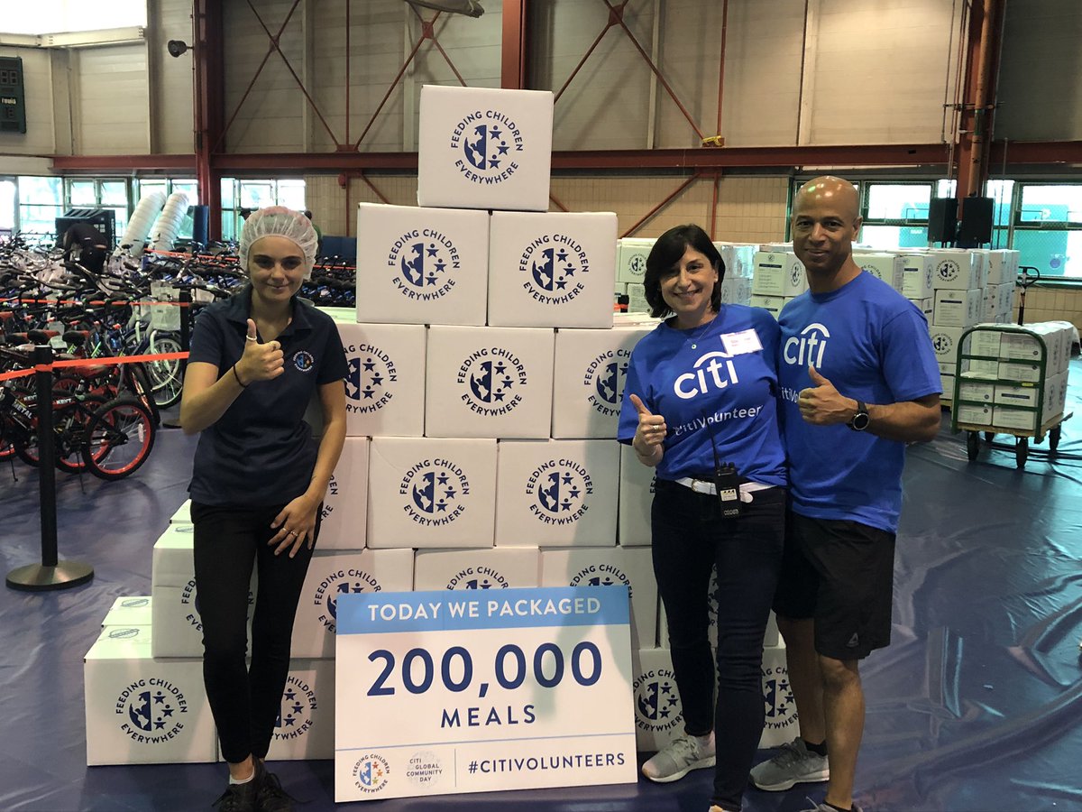 HochmanSteph's tweet photo. Amazing bike building.  Food packing. Music.  Friendships. Incredible teamwork &amp; impact - helping #NYC families in need. @RiverbankStatePark Thank you, #CitiVolunteers #BloombergService @bikenewyork @NYstateparks  #IamFCE @ymcanyc https://t.co/g1VGrGc3gj