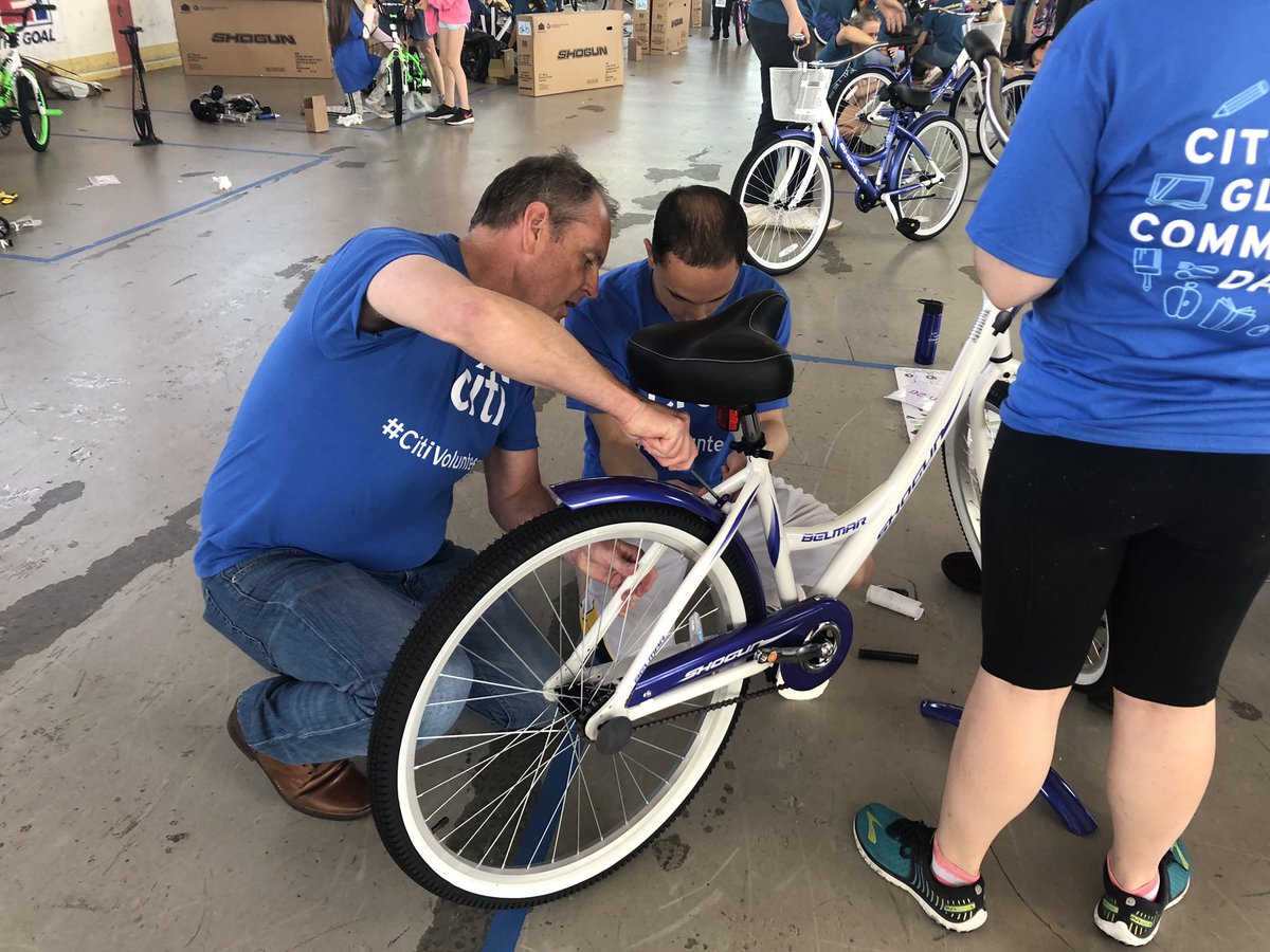 HochmanSteph's tweet photo. Amazing bike building.  Food packing. Music.  Friendships. Incredible teamwork &amp; impact - helping #NYC families in need. @RiverbankStatePark Thank you, #CitiVolunteers #BloombergService @bikenewyork @NYstateparks  #IamFCE @ymcanyc https://t.co/g1VGrGc3gj