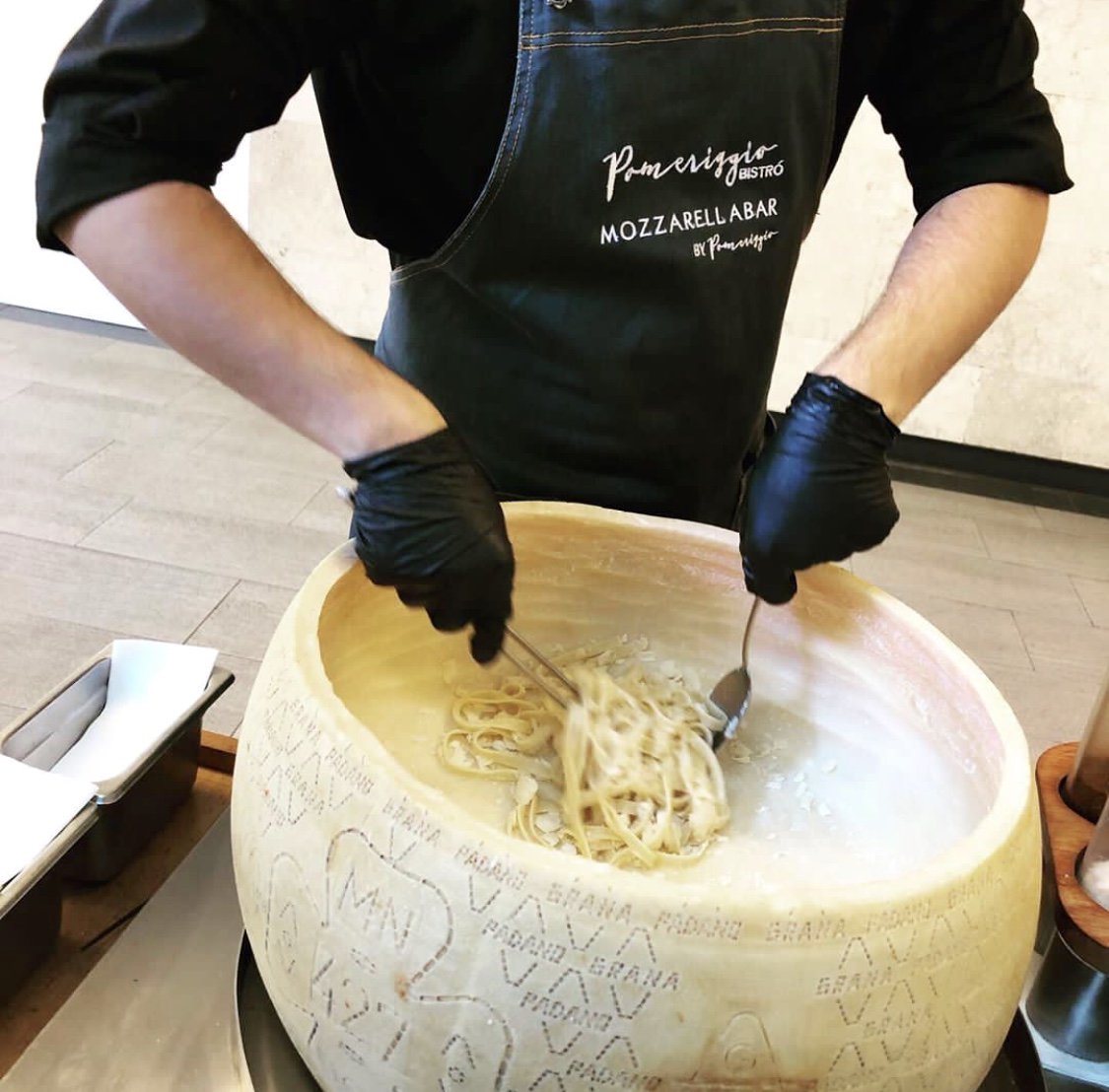 ❤️Nuestra pasta a la Rueda es la perdición y adicción 😋de muchos!! Quién se podría resistir a una pasta al dente hecha en casa, cocinada en una gigante rueda de queso 🧀 Grana Padano y bañada en salsa fresca!? Nadie!! O no @dato_restaurantes?
“Un restaurante Italiano de fas...