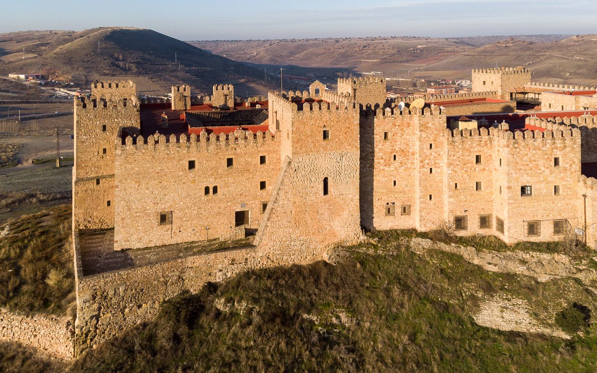 paradores's tweet photo. Un castillo medieval del siglo XII, instalado en una alcazaba árabe. Un sueño hecho realidad. Y es que si lo piensas, ¡puedes alojarte aquí! Una experiencia inigualable con nueve siglos de historia en sus piedras https://t.co/h7T1yGTFgN https://t.co/pAVNBaupkq