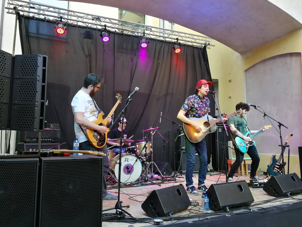 ateneusalt's tweet photo. Gaudint del III @ferrishfest! En memòria de'n Ferran.
Amb @danillamasmusic, @xaviercalvet, @PleaseWaitBand, bad mongos i Daniel Gon Dj.
#ferrish #femAteneuSalt #Salt https://t.co/jxDy1NIoFi