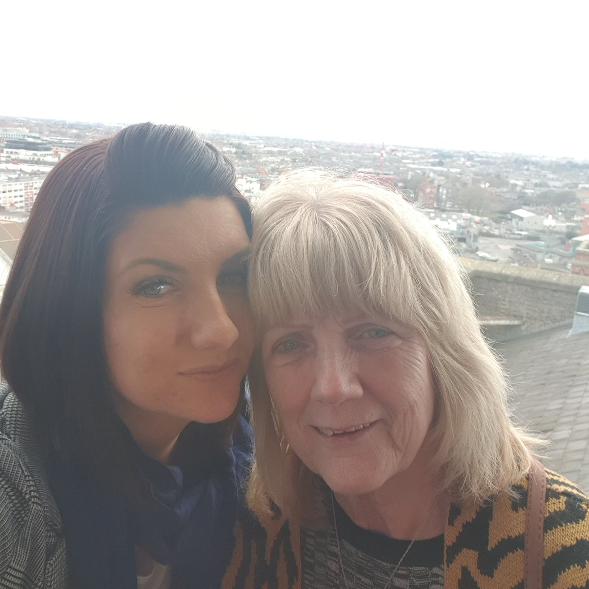 Suns shinning down on the golden palace waiting for <a href="/rodstewart/">Sir Rod Stewart</a> present for our beautiful mom #maggiemay #shoutoutformaggie 😍