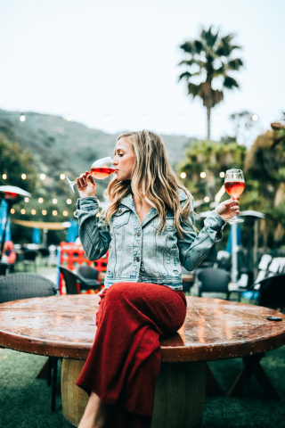 CasaMariaFL's tweet photo. Its National Rose Day -- the greatest day of the year. Make sure you enjoy a cold glass today. https://t.co/ieyv9xz3lU