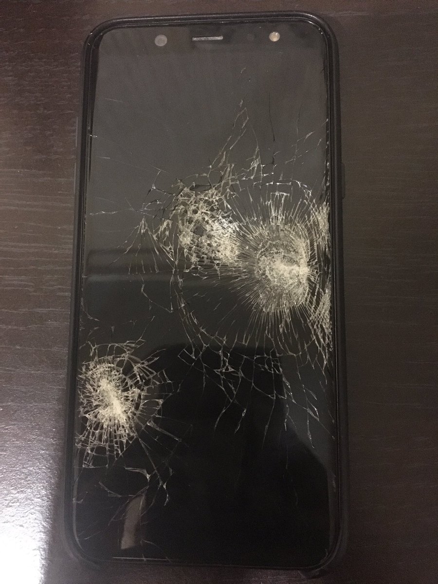 Фото разбивать телефон. Разбитый телефон. Сломанный смартфон. Разбитые телефоны. Разбил телефон.