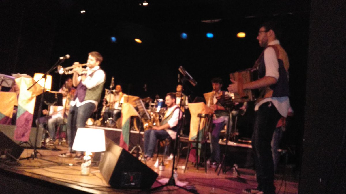 Quin goig poder ballar amb aquesta orquestra <a href="/AiresMontseny/">Aires del Montseny</a> amb el <a href="/sal_ramon/">Marçal Ramon</a> al capdavant.
Una presentació de luxe per a un disc, #lliurealbir,  formidable