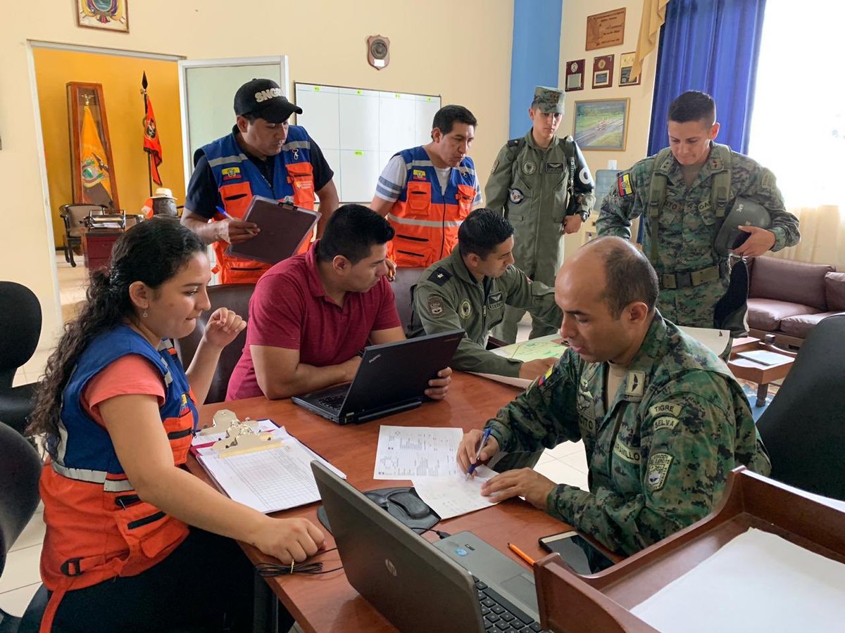 EjercitoECU's tweet photo. #LaShell el Grupo de Aviación del Ejército Pastaza realiza operaciones militares en coordinación con @Riesgos_Ec y @GoberPastaza transportando kits de ayuda humanitaria para las comunidades de la región amazónica que han sufrido inundaciones #ComprometidosConLaPatria https://t.co/WXBjrMqlux